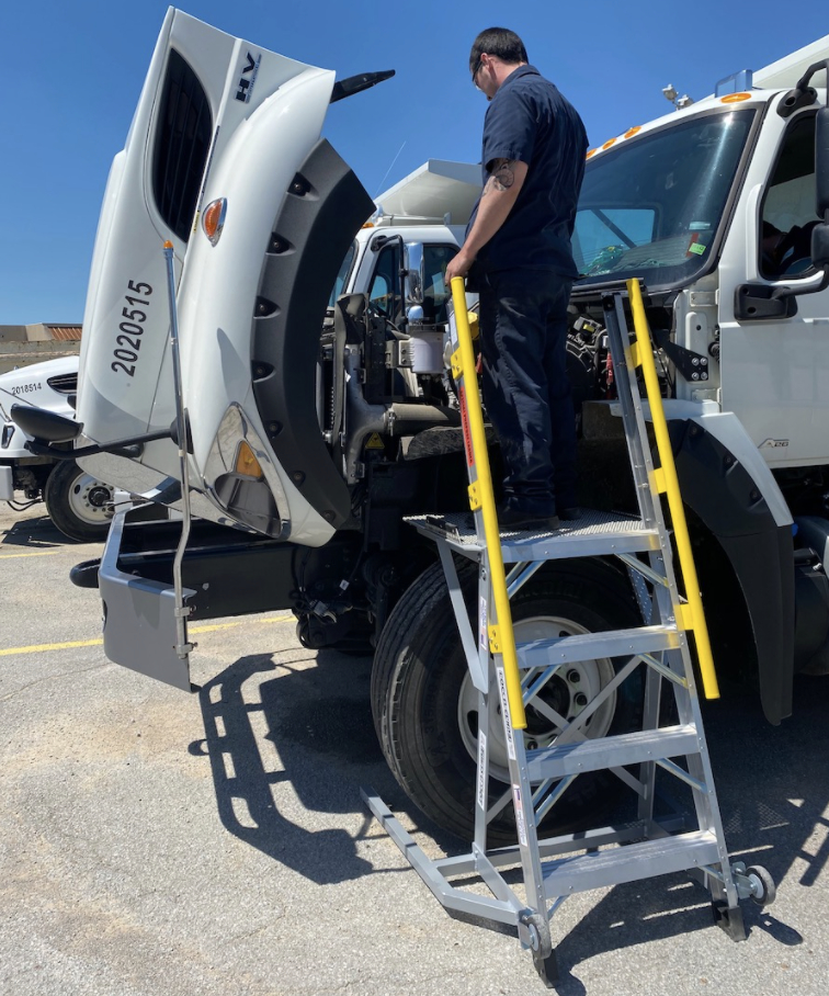 this image shows emergency roadside truck repair in Portland, OR